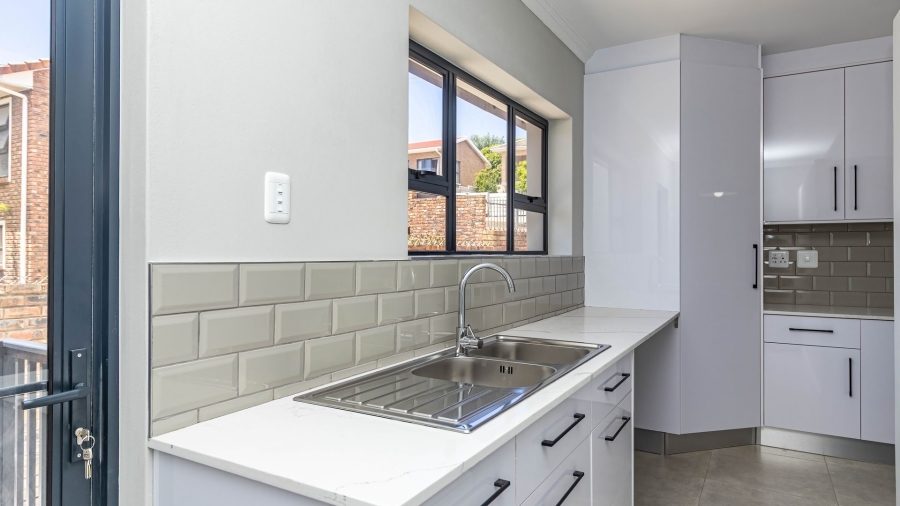 3 Bedroom Property for Sale in Fraaiuitsig Western Cape